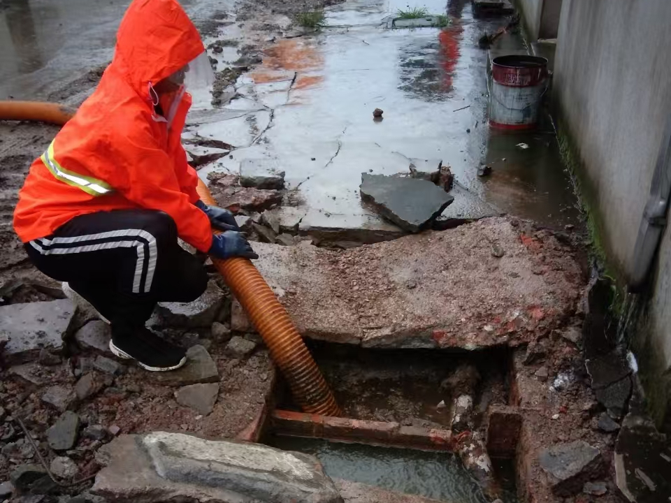 麦盖提专业清理污水池 炜誉市政以规范流程守护城市 “肠道”