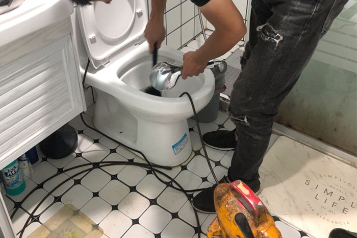 麦盖提马桶堵塞自己疏通还是找师傅？专业上门服务让你省时更省心